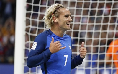 中欧电竞动态-B席赛前热身秀脚法引围观